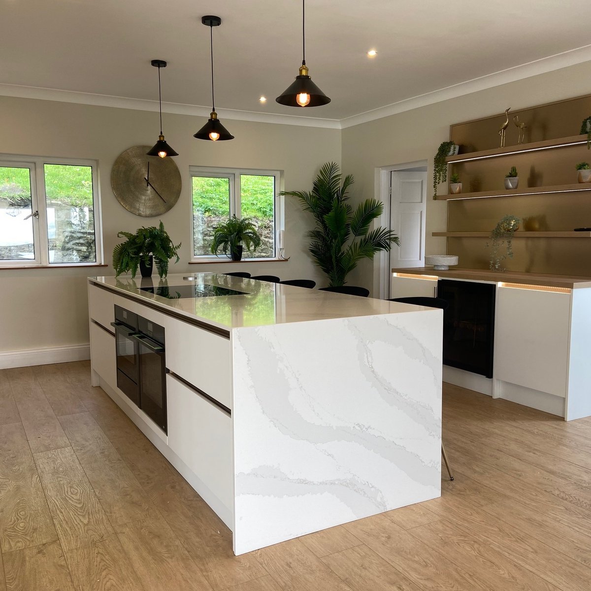Masterclasskitc's tweet image. Say Hello to this sleek and modern handleless kitchen! 🤍✨ This minimalist design creates a seamless and sophisticated look that's both functional and beautiful. 🙌⁠

📷 H Line Sutton White with Metalix Bronze⁠
✏ Ratford Bridge⁠

#HandlelessKitchen #ModernDesign