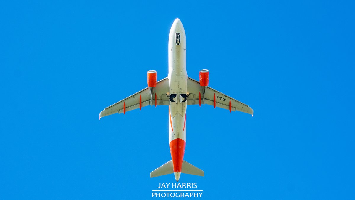 JayHarrisPhoto1's tweet image. Had a fun day 𝗣𝗟𝗔𝗡𝗘 𝗦𝗣𝗢𝗧𝗧𝗜𝗡𝗚 ✈️ at Bristol Airport yesterday - don't knock it until you've tried it 😀

facebook.com/jayharrisphoto…

#planespotting #planespotters #boeing #airbus #embraer #atr #ryanair #wizzair #tui #easyjet #jet2 #klm #aerlingus