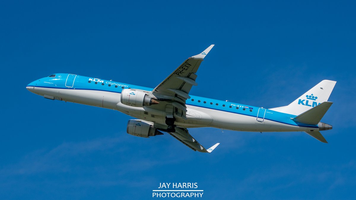 JayHarrisPhoto1's tweet image. Had a fun day 𝗣𝗟𝗔𝗡𝗘 𝗦𝗣𝗢𝗧𝗧𝗜𝗡𝗚 ✈️ at Bristol Airport yesterday - don't knock it until you've tried it 😀

facebook.com/jayharrisphoto…

#planespotting #planespotters #boeing #airbus #embraer #atr #ryanair #wizzair #tui #easyjet #jet2 #klm #aerlingus