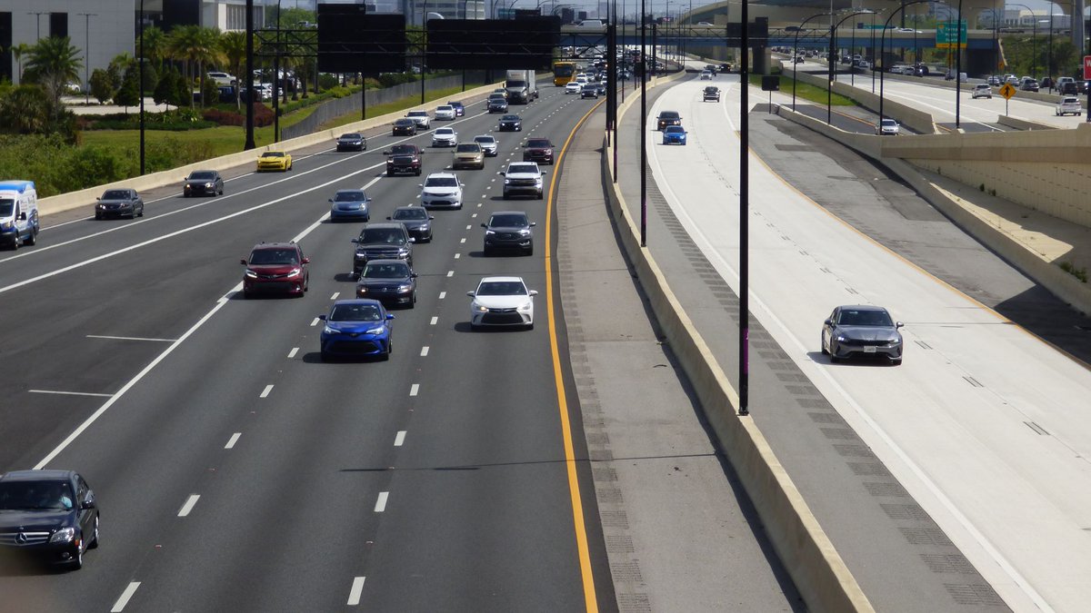 i4beyond's tweet image. Drivers, remember only two-axle vehicles are allowed on I-4 Express. Vehicles with more than two axles such as trucks, vehicles pulling trailers or boats, and large recreational vehicles are not allowed. Visit i4express.com/tolls/.