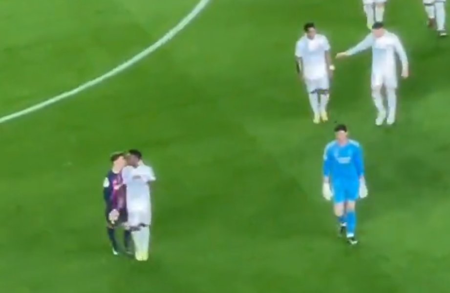 DjMaRiiO's tweet photo. Osea, Gavi y Vini se dan de hostias, se insultan, se dicen de todo... Pero se acaban dando un morreo de camino al vestuario, me lo explican (?) https://t.co/6HyOMIHmNB