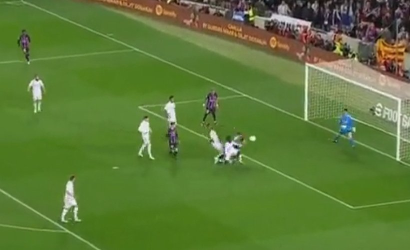 UNIVERSO_1899's tweet photo. Esta es la única toma que tenemos del posible penalti a Lewandowski antes del gol. No se espera ninguna otra toma, obviamente. https://t.co/mksksVqFcg