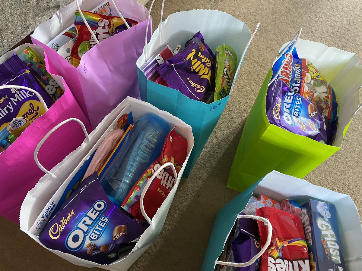 fund_sunshine's tweet photo. Today we returned to @e39oncology  to deliver gift bags to patients along with @CostaCoffee  vouchers for the children’s families and the ward staff  thank you for all you did for us. Sincere gratitude to all who supported our #fundraising. 🎗️ https://t.co/SLif0f9wkt