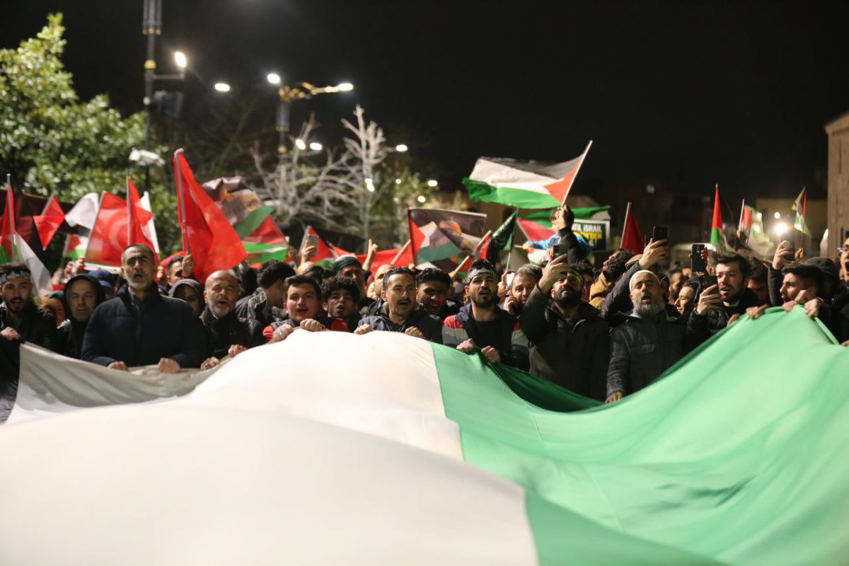 ihhinsaniyardim's tweet photo. 🇹🇷 İstanbul ayakta! | 🇵🇸 Mescid-i Aksa sahipsiz değildir! https://t.co/mnMA5tTD6b