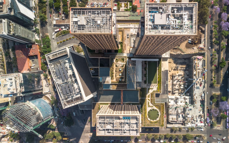 Creado de la mano de <a href="/LEGORRETA_ARQS/">LEGORRETA ®</a> , el prestigioso despacho de arquitectura moderna, #Miyana ha sido construido bajo las estrictas normas de la certificación internacional LEED, que avala la sustentabilidad, seguridad y ubicación privilegiada del desarrollo.