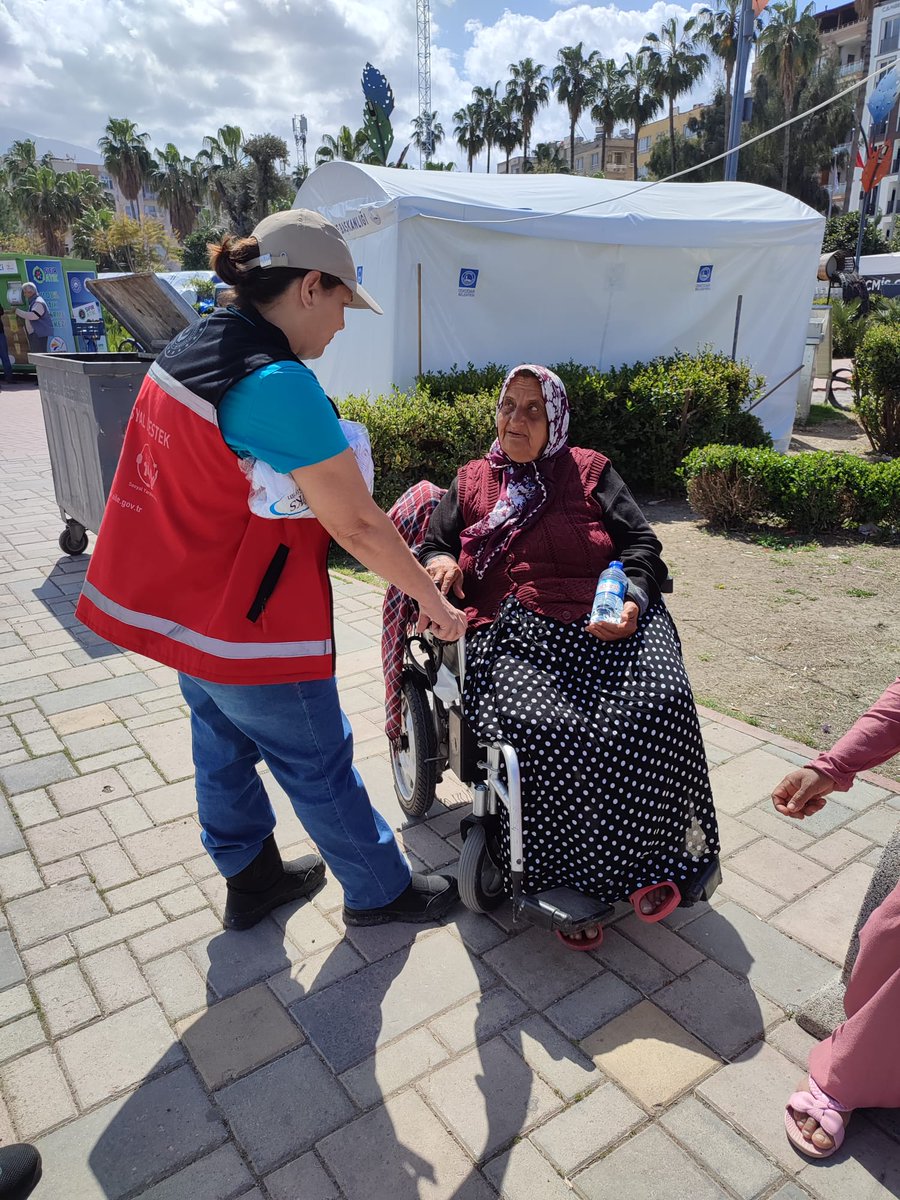 BalamanYmaz's tweet photo. Çadır kentlerde engel tanımayan vatandaşlarımız ile görüşmelere devam ediyoruz. https://t.co/S8Cw9FrPHs