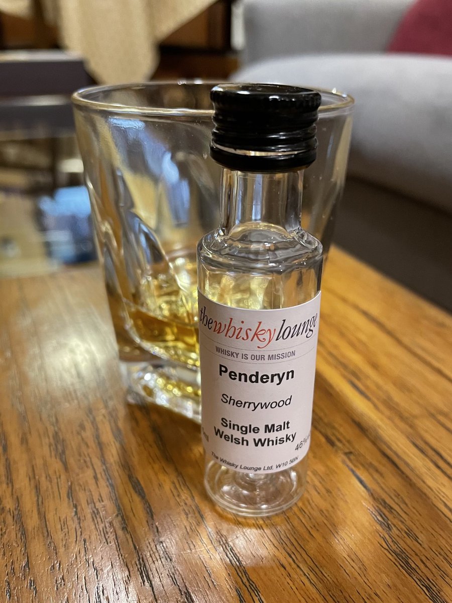 1_womans_whisky's tweet image. Going through the sample box for #WhiskyWednesday. Cheers.

#whisky #drams #Wednesdayvibe #tumblerclub