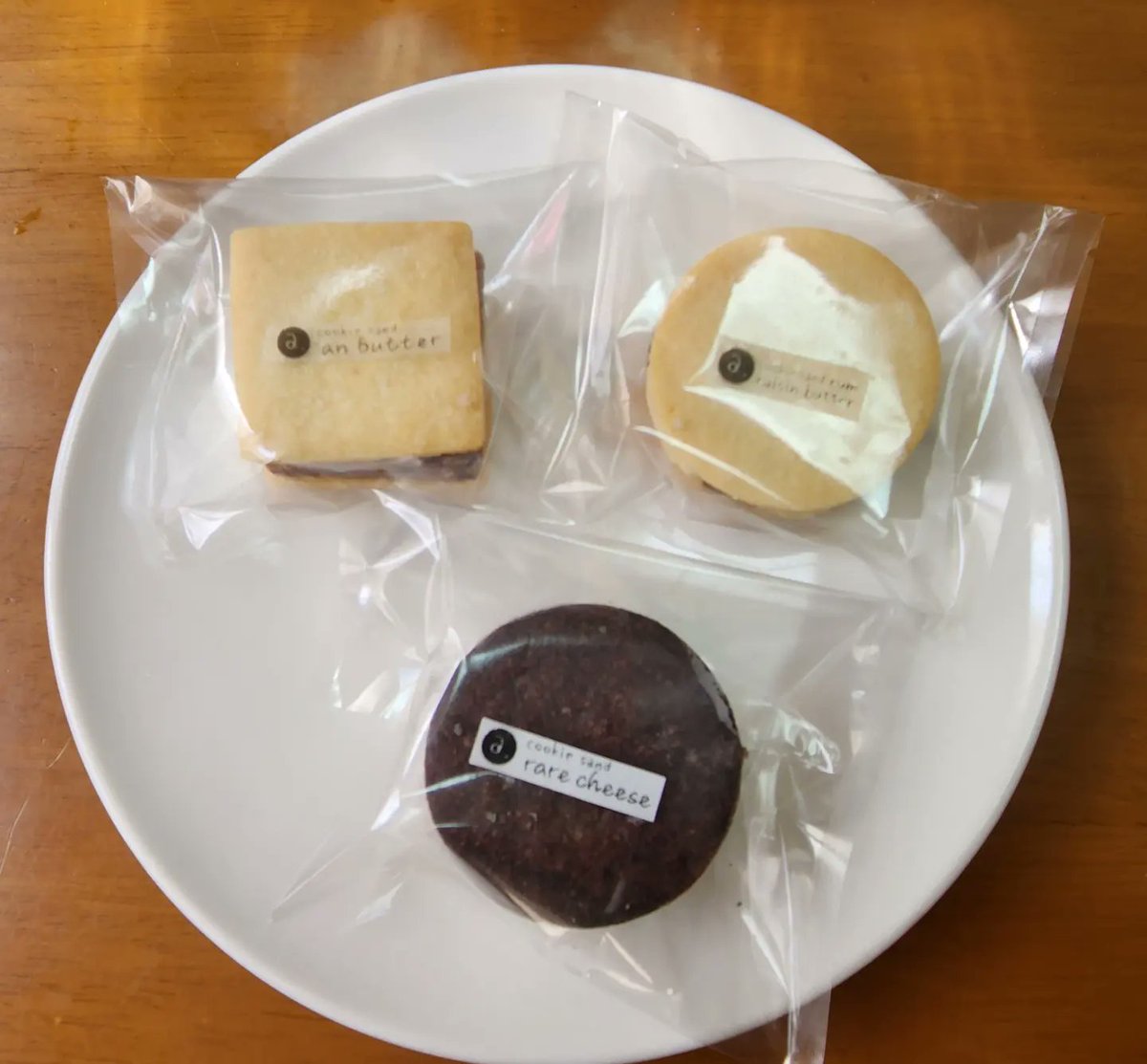 ChiinoidF's tweet photo. ここのあんこスイーツはおいしい♡
#大分 #テイクアウト専門店
#ancococafe #ancoco
#クッキーズサンド
#あんバター #ラムレーズン #レアチーズ
#食べ歩き好き #お店開拓したい https://t.co/Z1k2nwM4UK