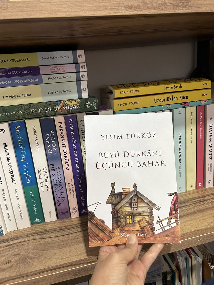 SBusraAkgun's tweet photo. Sevgili  @yesimturkoz ün kaleminden yine tadına doyum olmayan bir eser. 

Büyü Dükkanı serisinin 3. kitabı, yine büyük bir zeka ve yaratım gücünün ortaya çıkardığı bir eser. 

Hadi biraz iç dünyamızda seyahate çıkalım. 🦋
“O çok istediğiniz şey midir gerçekten istediğiniz?” https://t.co/8Xu7JmcBJ9