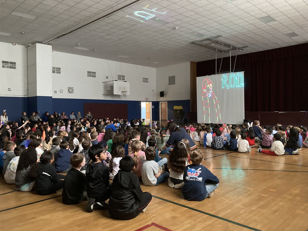 3MiuWSS's tweet photo. Thank you PTA for the amazing laser light show and bracelets! 🌟@wsselementary https://t.co/9iDkplFFBV