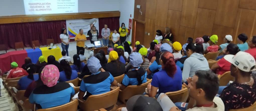 Ciepe_VE's tweet photo. 75 cocineras de la patria reciben formación en manipulación higiénica de los alimentos por parte de la Fundación CIEPE, en articulación con el CNAE
#programadealimentacionescolar
#manipulaciondealimentos
#calidadeinocuidadalimentaria https://t.co/pjLwI0DrA9