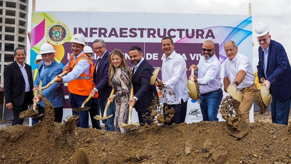 manuelnatal's tweet image. Una imagen que resume la crisis de la pasada década.

Pierluisi y García Padilla, quienes fueron de la mano al Congreso a pedir la Junta de Control Fiscal, poniendo la primera piedra en un proyecto de $32 millones en fondos públicos para construir una iglesia. 

#NiRojosNiAzules