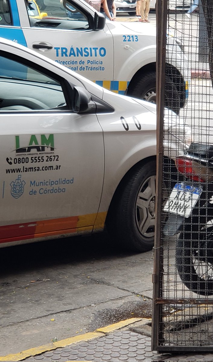 leoguevara80's tweet photo. Feo volver y ver esto, auto de la municipalidad que pertenece a Higiene Urbana con empleados que después de consumir latas de cerveza abren puerta y tiran la basura a la calle, auto mal estacionado ,pasa movil de trasporte y nadie dice nada ... fui a pedirle que levanten la mugre https://t.co/9vVwRlLw9k