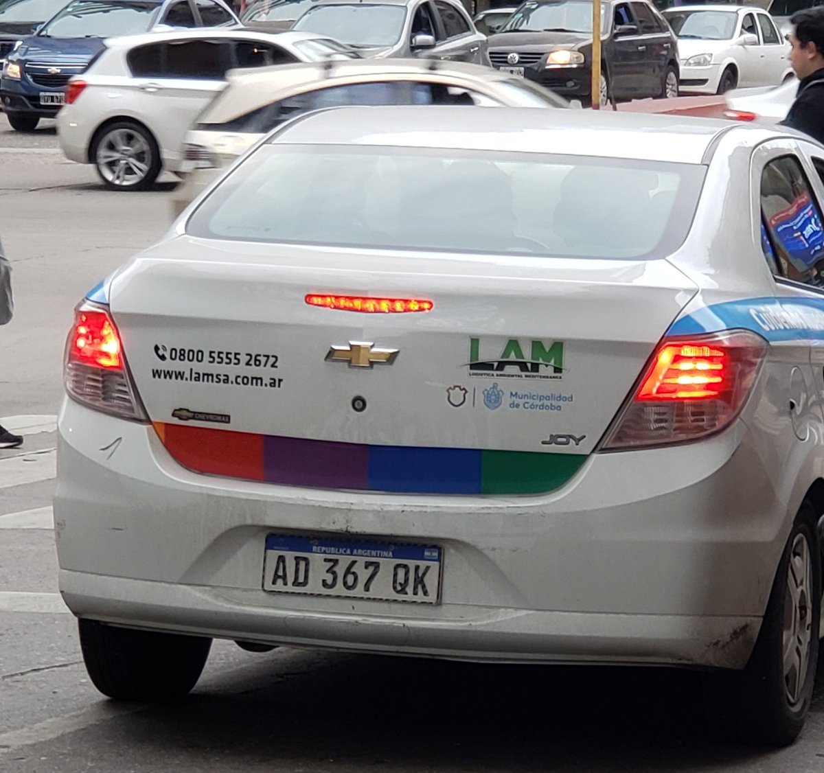 leoguevara80's tweet photo. Feo volver y ver esto, auto de la municipalidad que pertenece a Higiene Urbana con empleados que después de consumir latas de cerveza abren puerta y tiran la basura a la calle, auto mal estacionado ,pasa movil de trasporte y nadie dice nada ... fui a pedirle que levanten la mugre https://t.co/9vVwRlLw9k