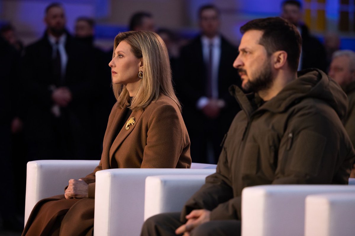 ZelenskaUA's tweet photo. Дякуємо за теплий прийом, Польще! Наша любов і підтримка назавжди з вами. Вдячна польському народу за руку допомоги – Україна завжди надасть і свою у відповідь. І звісно, дякую кожному українцю, який вірить і бореться за перемогу. Niech żyje Polska, niech żyje wolna Ukraina! 🇺🇦🇵🇱 https://t.co/vlesmBdsio