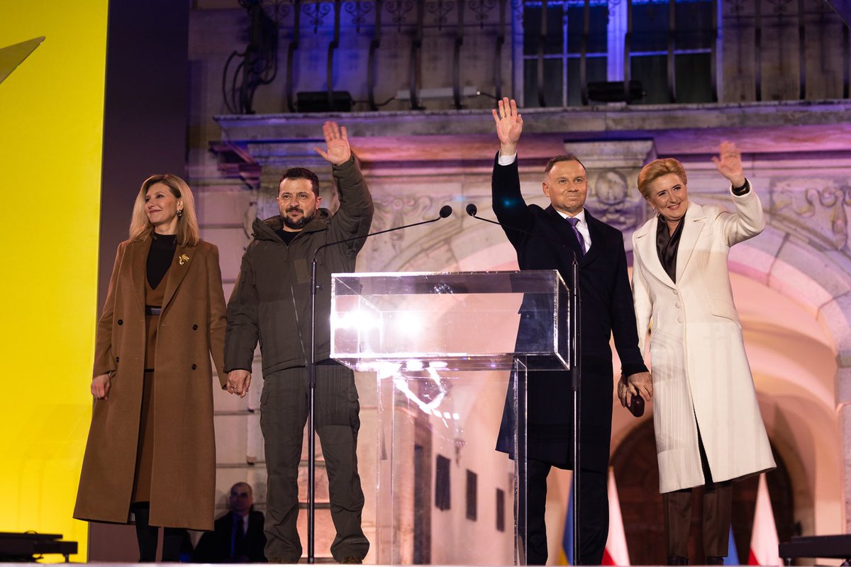 ZelenskaUA's tweet photo. Дякуємо за теплий прийом, Польще! Наша любов і підтримка назавжди з вами. Вдячна польському народу за руку допомоги – Україна завжди надасть і свою у відповідь. І звісно, дякую кожному українцю, який вірить і бореться за перемогу. Niech żyje Polska, niech żyje wolna Ukraina! 🇺🇦🇵🇱 https://t.co/vlesmBdsio