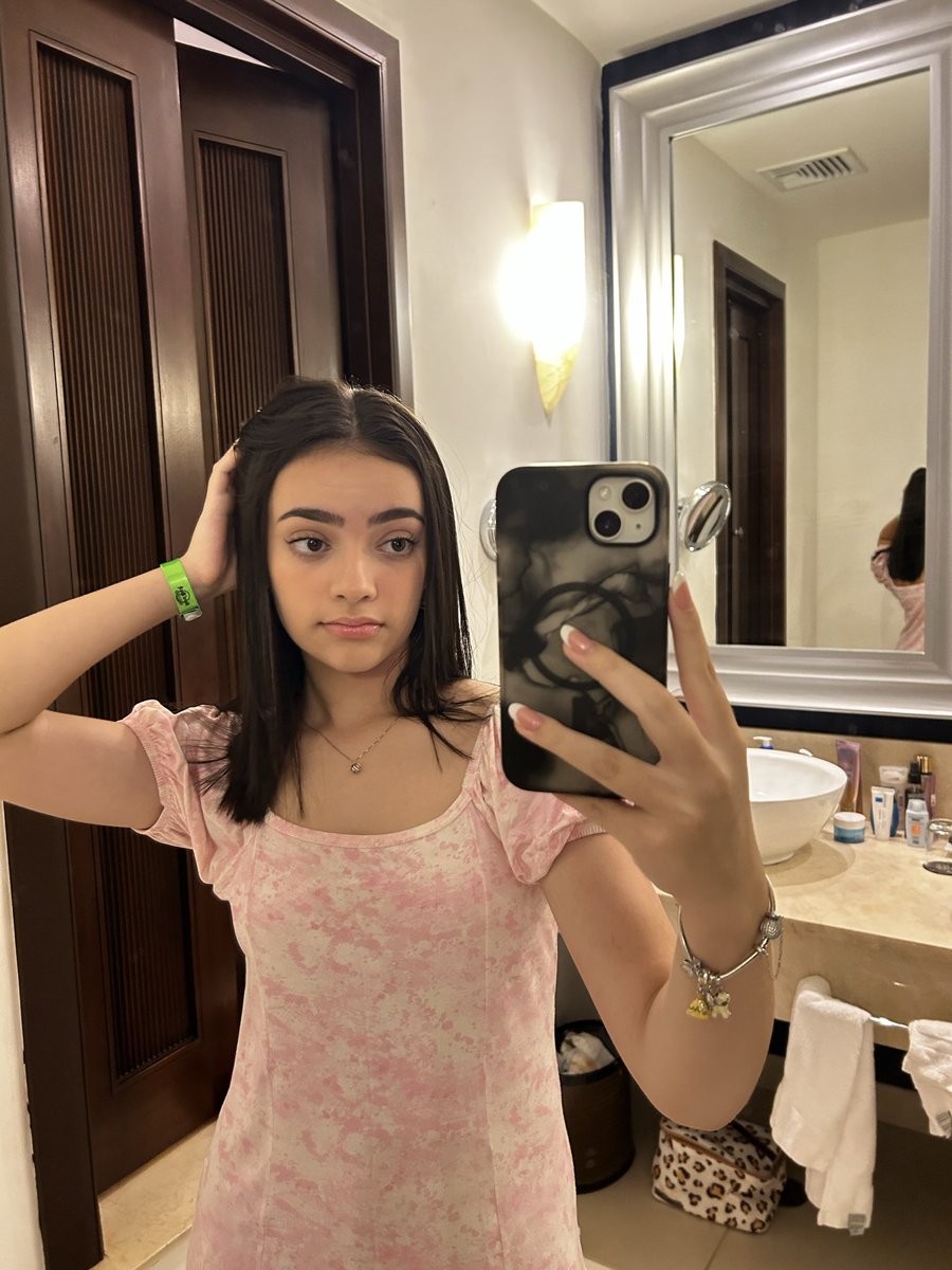 jb5mvp's tweet image. the fan.                             the idols.