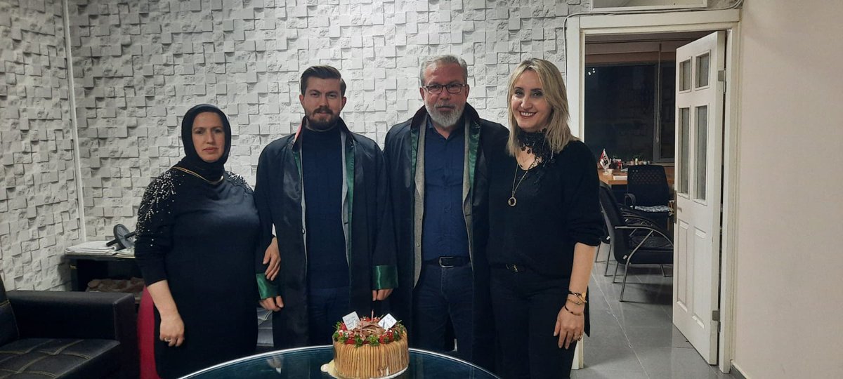 AvMuratcanSever's tweet photo. Avukatlar günümüzü kutlayan annem ve dostlarımıza sürprizleri için teşekkür ederim. 
Savunmanın yegane temsilcisi ve Hukukun uygulayıcıları avukatlarımızın 5 Nisan Avukatlar Gününü kutluyorum. ⚖️ https://t.co/KwNwLm40B9
