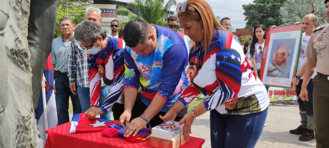 NachoChavez4f's tweet photo. Ofrenda Patriota. 61 aniversario de la Unión de Jóvenes Comunistas. Chávez Vive!! https://t.co/9sKPmAAeEa