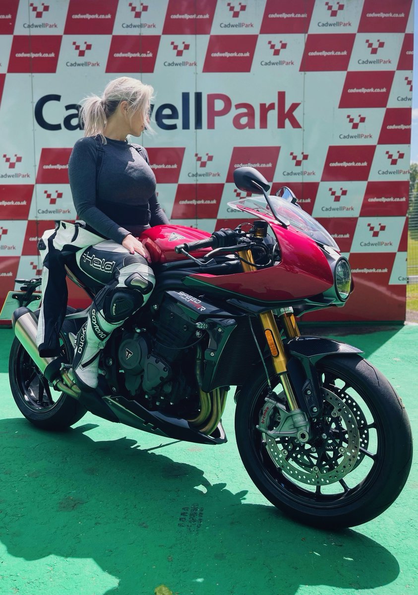 New season, new bike…? I’m pretty sure that’s the rule 🤫 

Speed Triple 1200 RR at Cadwell Park - the bike was sick and so was I, but that’s a story for another day 😅🤫 

#triumph #speedtriple #speedtriple1200rr