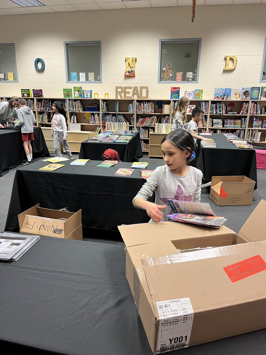 SHlightbulblab's tweet photo. Best part: Students at different grades helped set up, take down and support K’s at our LF Bookstore Book Fair, not to mention the fabulous books they purchased supporting a small business! @SHlightbulblab @LakeForestSD67 #lfbookstore https://t.co/tZJ2ndqKc6