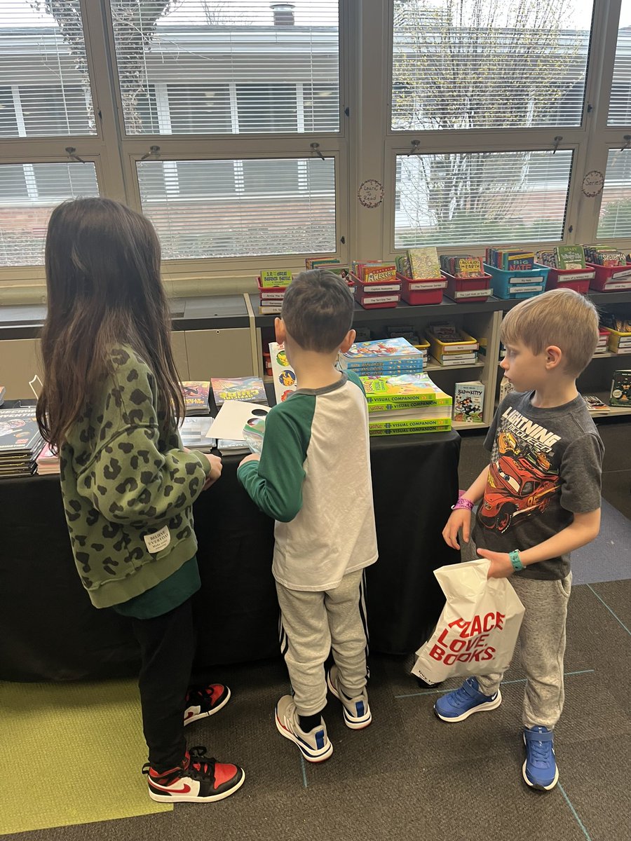 SHlightbulblab's tweet photo. Best part: Students at different grades helped set up, take down and support K’s at our LF Bookstore Book Fair, not to mention the fabulous books they purchased supporting a small business! @SHlightbulblab @LakeForestSD67 #lfbookstore https://t.co/tZJ2ndqKc6