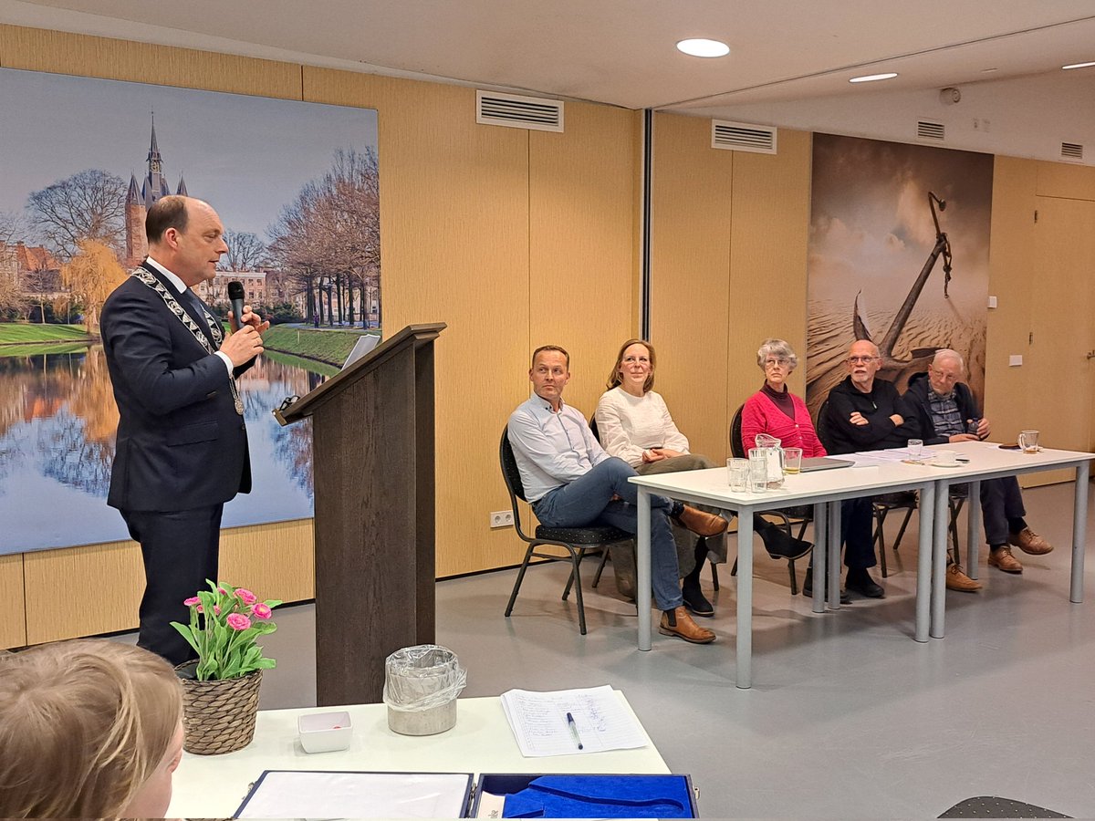 Mooie algemene ledenvergadering van <a href="/WijkverWVF/">Wijkvereniging WVF</a> vanavond. De burgemeester kwam langs om drie lintjes uit te reiken! André van den Akker (rechts), Koos Bakker (2e van rechts) en Bregje van de Lisdonk (3e van rechts) zijn benoemd tot Lid in de Orde van Oranje Nassau.