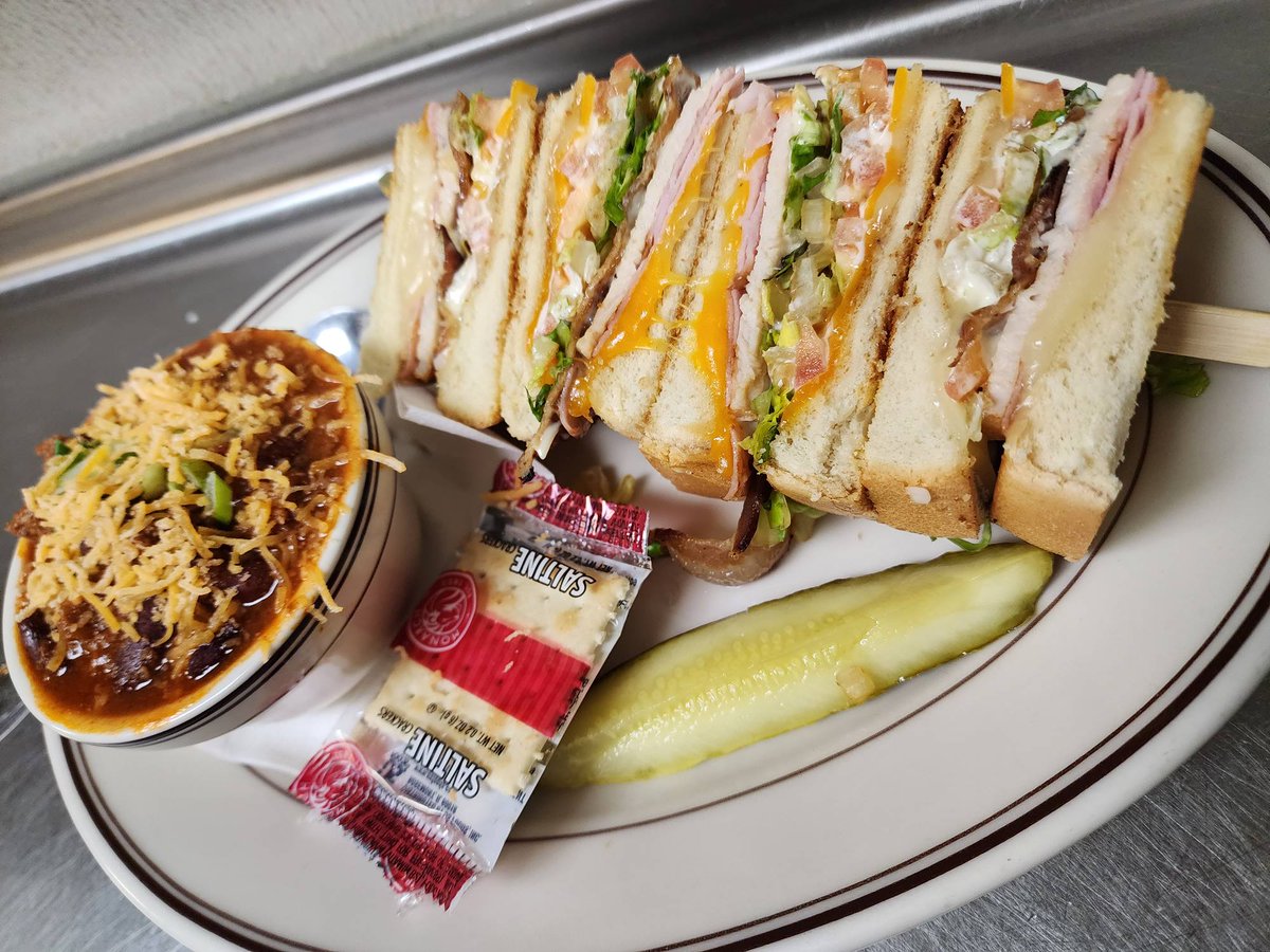 🌥🌡Chilly Spring day eats. The Clubhouse sandwich and beef chili will warm you right up. 

#CrookedPintMPLS
#lunch #dinner #delivery #dinein #carryout