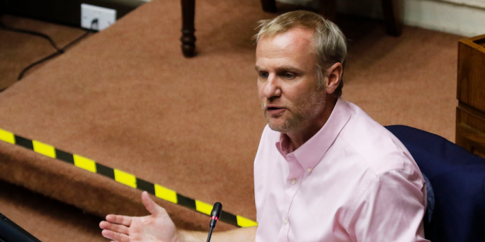 elmostrador's tweet photo. Senador Kast (@felipekast, @evopoli) y aprobación de #LeyNaínRetamal en el Senado: "Hubo una concesión de todas partes, logrando un acuerdo que nos deja bien a todos" https://t.co/yFrMULCay2 https://t.co/ROsuskOkpe