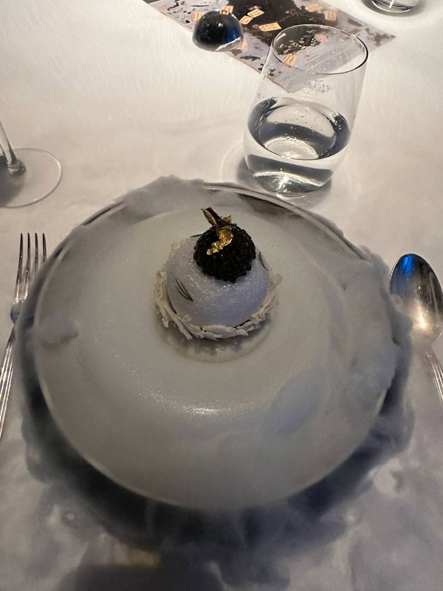 Reni2326's tweet photo. Ossiano, the underwater restaurant in Atlantis 。Very romantic, the food and service are excellent, a veritable Michelin restaurant #Gourmet #Ossiano #USA https://t.co/XG94fxh8ly