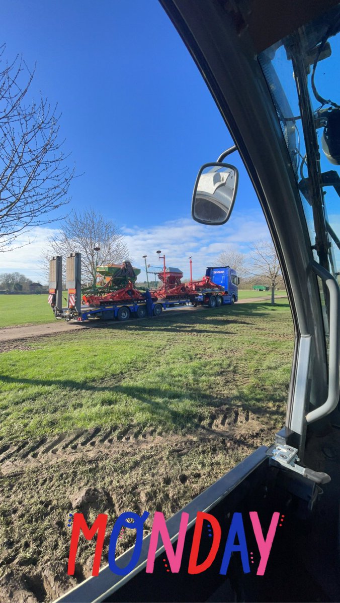 brear_toby's tweet photo. Last few load away post auction, field now cleared. 
Time for a break and a couple days off over Easter! #fullloads https://t.co/CizEL2Me07
