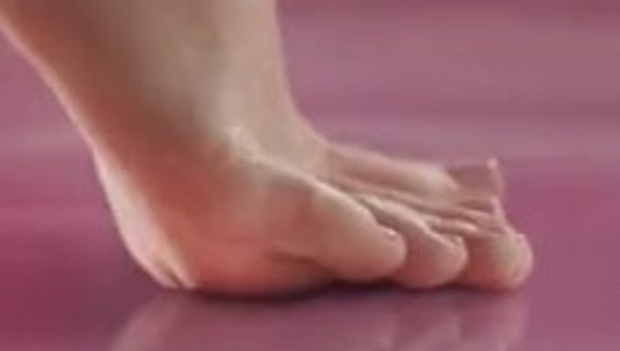 alexcfield's tweet photo. NEED to know if Margot Robbie has a floating pinky, a whole extra toe, and a foot butt https://t.co/gIAtYF5GCT