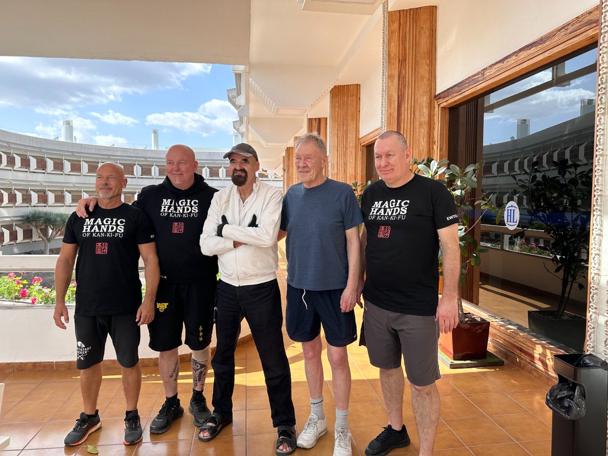 GM_Koenig's tweet photo. Freudiges Wiedersehen mit alten Bekannten! Gestern erst eingetroffen, heute ging es schon los mit #MagicHands Unterricht durch SiFu (@GM_Kernspecht). 
#Escrima Legende GM @GM_BillNewman , Kickbox Legende @MichaelKuhr & Sifu Peter Grusdat sind mit dabei.
Schon viel los am ersten Tag! 
Wetter ist auch super, aber wir wollen ja keinen Neid schüren bei den Daheimgebliebenen 😉

#EWTO
