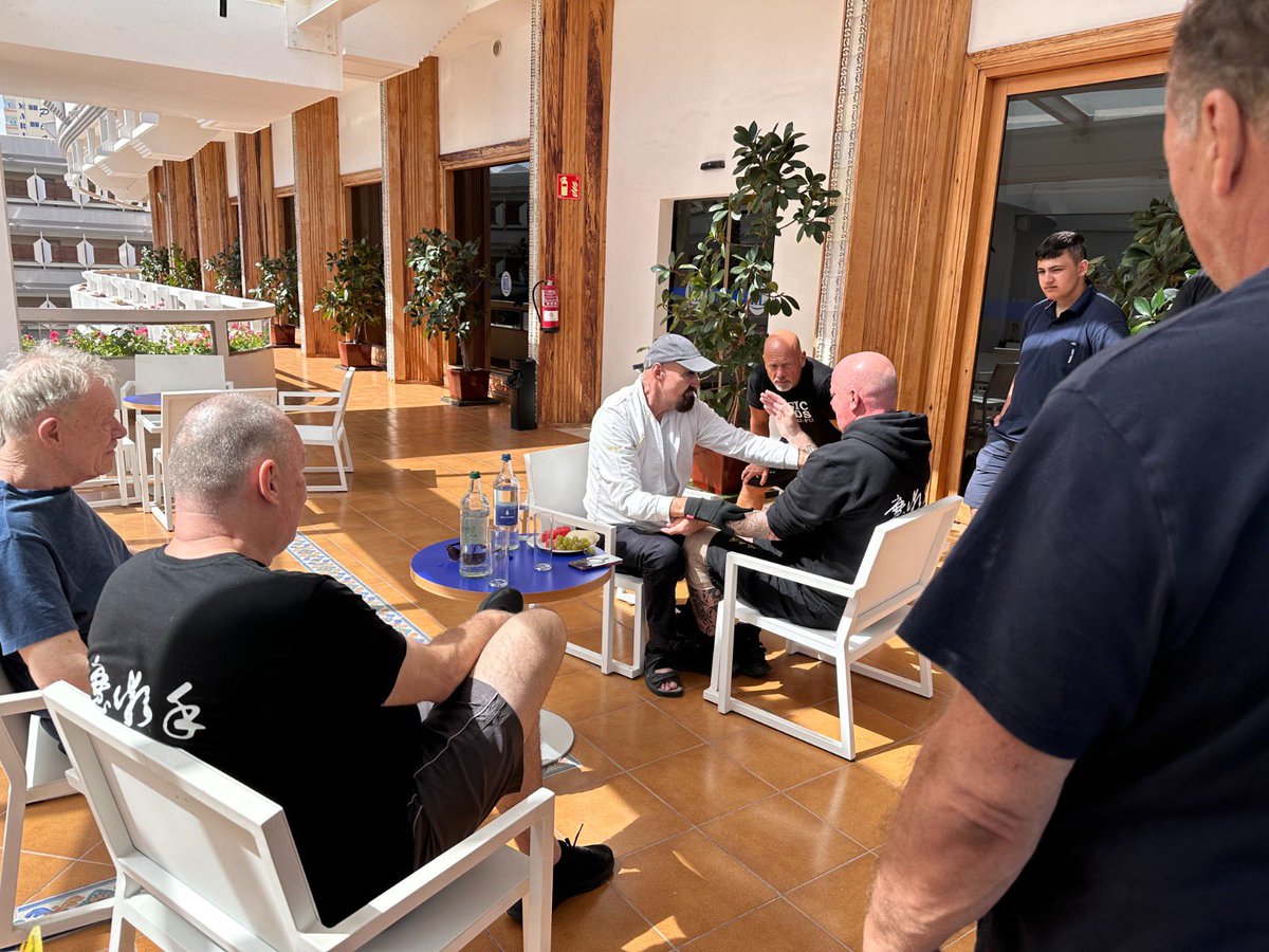 GM_Koenig's tweet photo. Freudiges Wiedersehen mit alten Bekannten! Gestern erst eingetroffen, heute ging es schon los mit #MagicHands Unterricht durch SiFu (@GM_Kernspecht). 
#Escrima Legende GM @GM_BillNewman , Kickbox Legende @MichaelKuhr & Sifu Peter Grusdat sind mit dabei.
Schon viel los am ersten Tag! 
Wetter ist auch super, aber wir wollen ja keinen Neid schüren bei den Daheimgebliebenen 😉

#EWTO