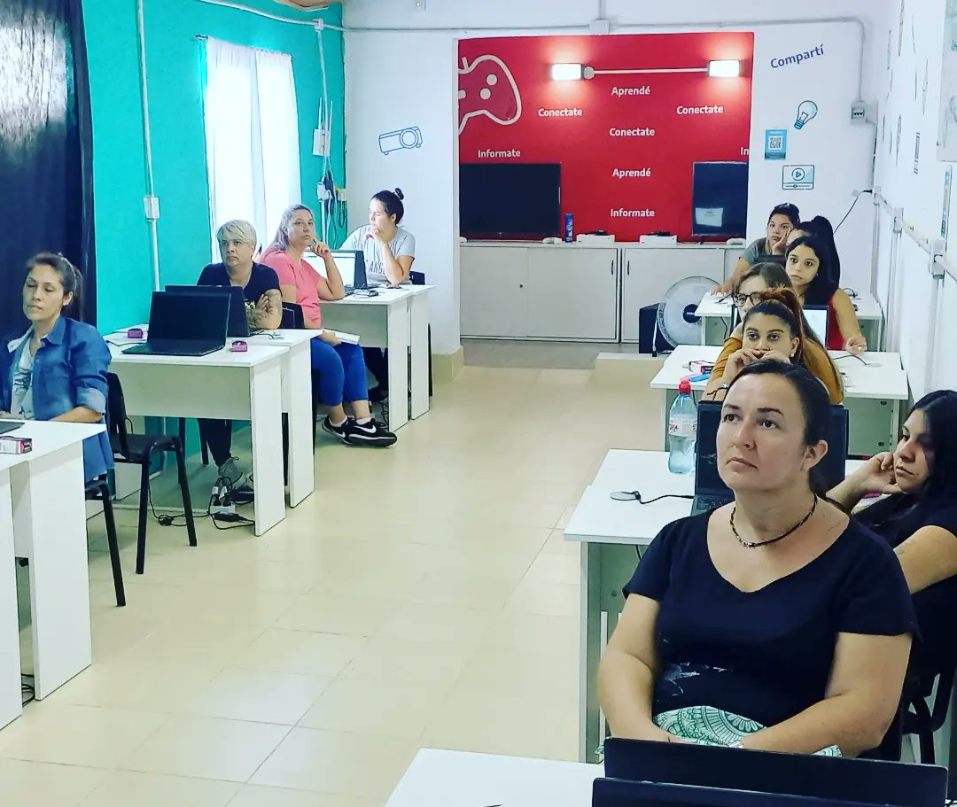 vecinalPcasas's tweet photo. 📌 Hoy realizamos en la Vecinal @puntodigitalAR 🇦🇷 el #Taller de "Venta por Internet" #PaisDigital una gran herramienta para las vecinas 💜 que se capacitaron y que tienen emprendimientos en el barrio 💪🇦🇷
Felicitaciones a las participantes!!! https://t.co/XChmpiqlVZ