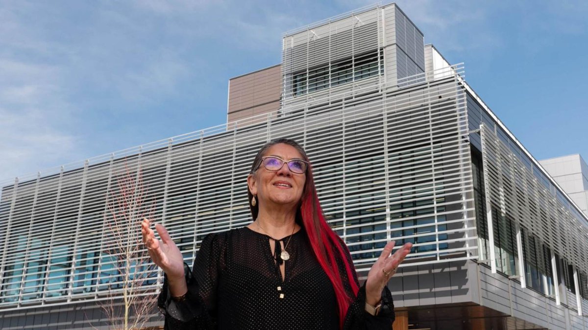 The names of local villages &amp; the People from the land on which #UVic now sits were reclaimed as the names for the university’s new student housing and dining buildings – Čeqʷəŋín ʔéʔləŋ (Cheko’nien House) &amp; Sŋéqə ʔéʔləŋ (Sngequ House).

ow.ly/3nar50NBE2l