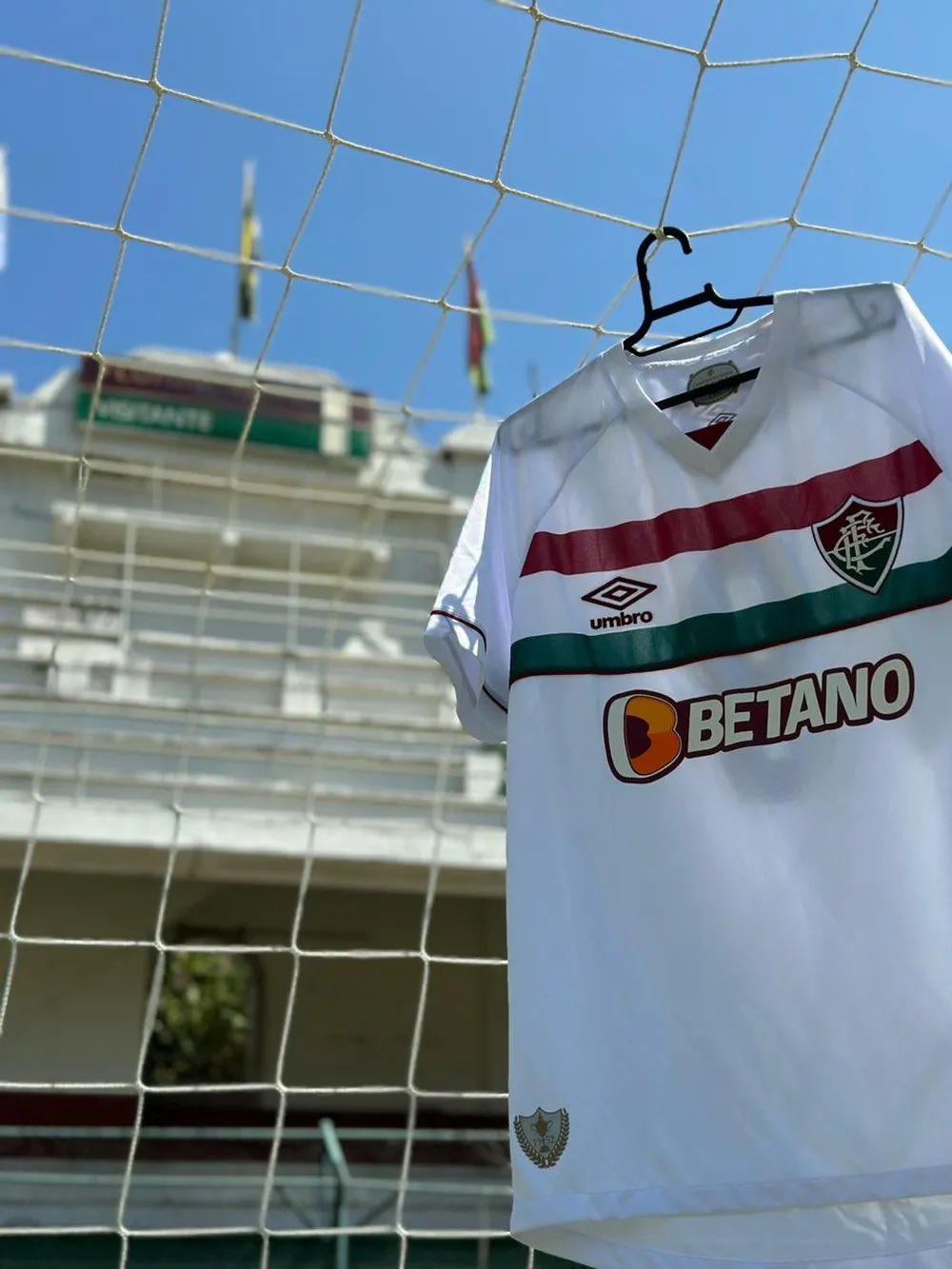 Planeta do Futebol 🌎 on X: Nova camisa 2 do Fluminense tem o patch de 'campeão  mundial de 1952'. 📸 Felipe Siqueira  / X