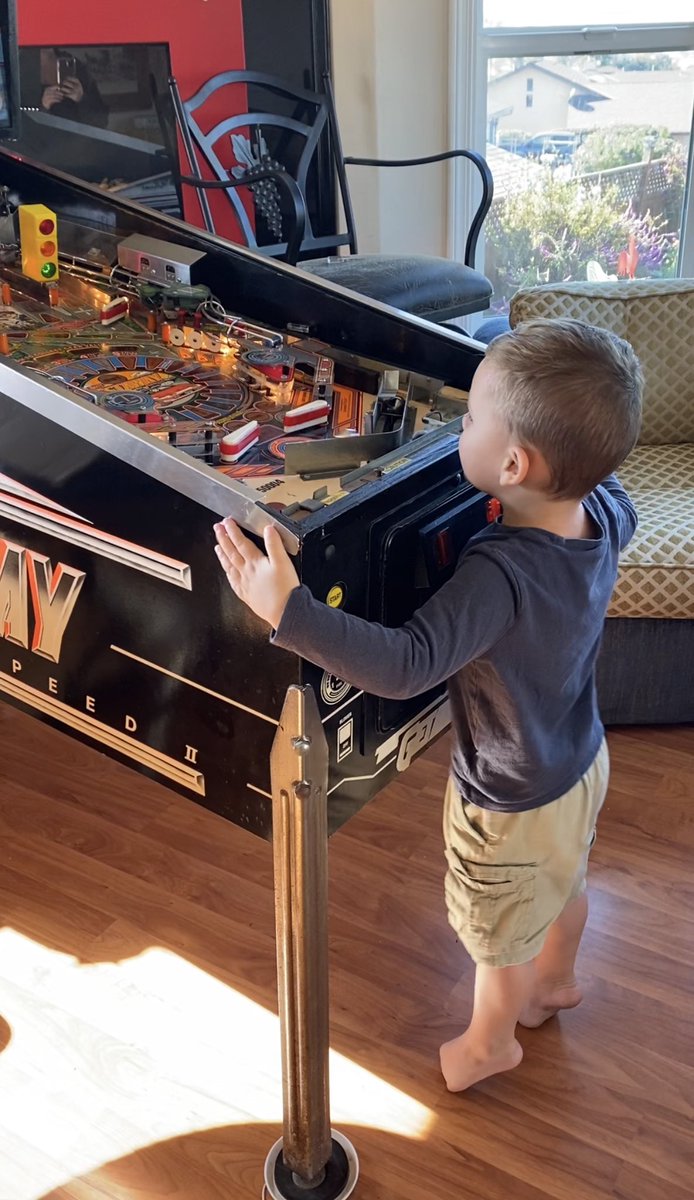 SilverBallerWiz's tweet image. Future pinball champ!! Getting Older now!! As seen in the picture above. 

@sternpinball 
@SilverBallerWiz 
#PinballWorld 
#PinWiz
#PinballCollector