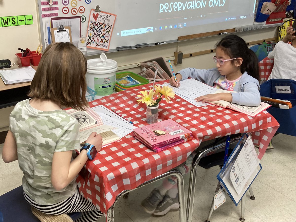 CabeMrs's tweet photo. Chapter books are delicious at our Reading Cafe! @EWRSDK12 @wcb_principal https://t.co/rgq1Ue9AbT