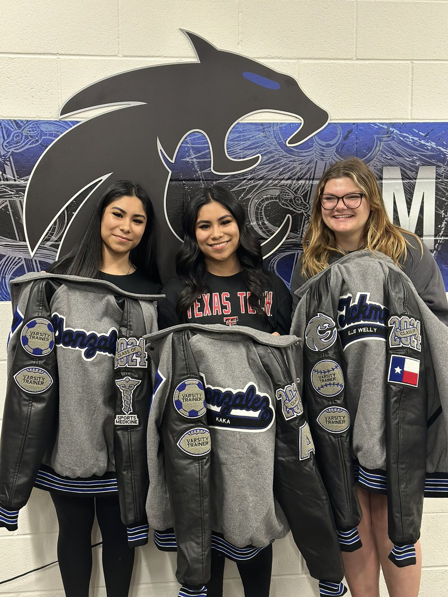 Guyer_AT's tweet photo. It’s letterman day!! Congrats to these 3 juniors who earned their jackets this year🫶🏼 #Southside https://t.co/pjoFyRCh1X