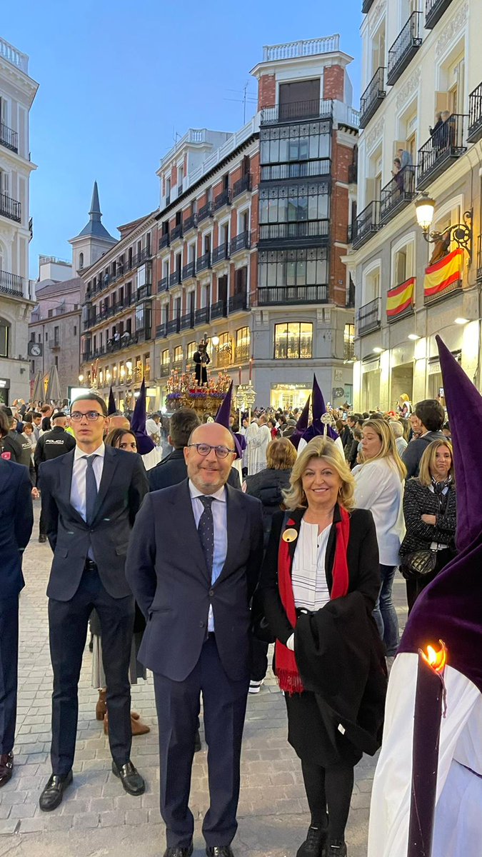 Acompañando a <a href="/Had_LosGitanos/">Had. Los Gitanos - Madrid</a> en su estación de penitencia por las calles de #DistritoCentro junto a mis compañeras <a href="/InmaSanzO/">Inma Sanz Otero</a>,<a href="/engra9/">Engracia Hidalgo Tena</a> y con <a href="/IdiazAyuso/">Isabel Díaz Ayuso</a>
en la sede de la Comunidad de Madrid