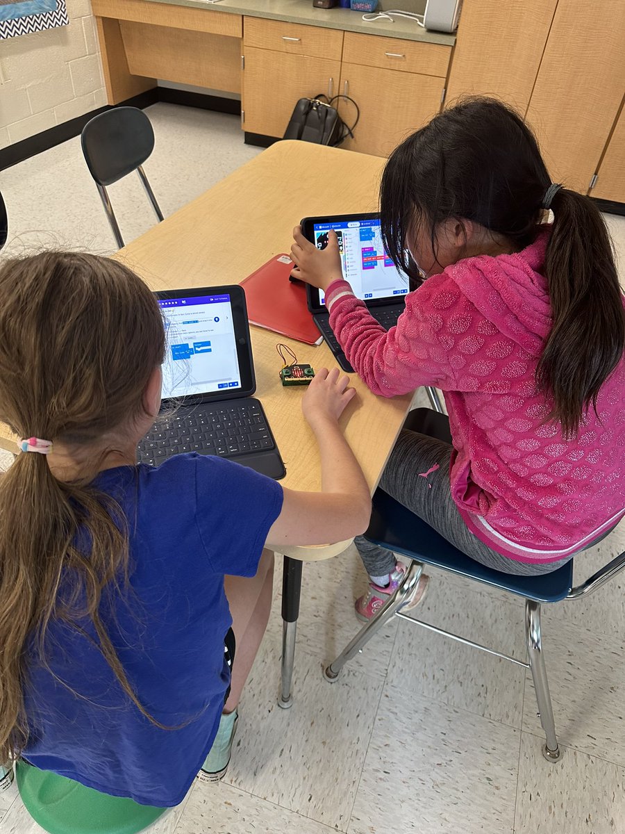 The perfect way to end the day before spring break? Exploring <a href="/Micro/">braiden.</a>:bit! This afternoon <a href="/dr_twaddle/">Janine Twaddle</a>’s room was buzzing with excitement as students discovered the many possibilities at their fingertips. As one kid put it “it just, it just, can do so many things” <a href="/EastGoshenElem/">East Goshen Elementary Roadrunners</a>