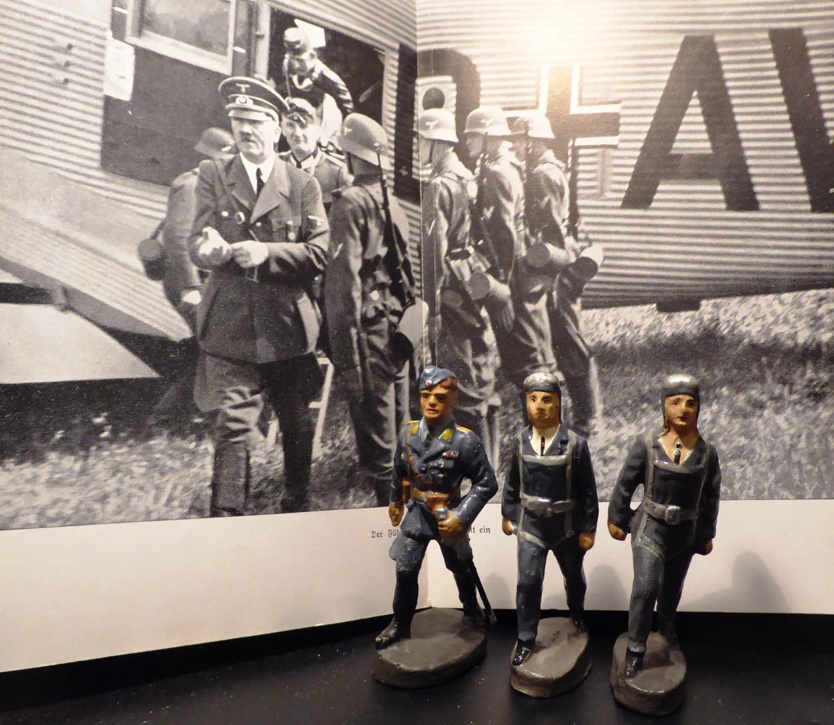PabloGr13346576's tweet photo. https://t.co/ga1I23LTkQ
Elastolin Luftwaffe officer and two Kienel pilots produced in Germany (30s).
โ๏ธ๐ฉ๏ธ๐ฉ๏ธโ๏ธ๐ฌ๏ธ๐ฌ๏ธ
#AirForce, #Elastolin, #eusoldatini, #Kienel, #Luftwaffe, #pilots, #plane, #WorldWar2, #WW2 https://t.co/62Q0v1R9hA