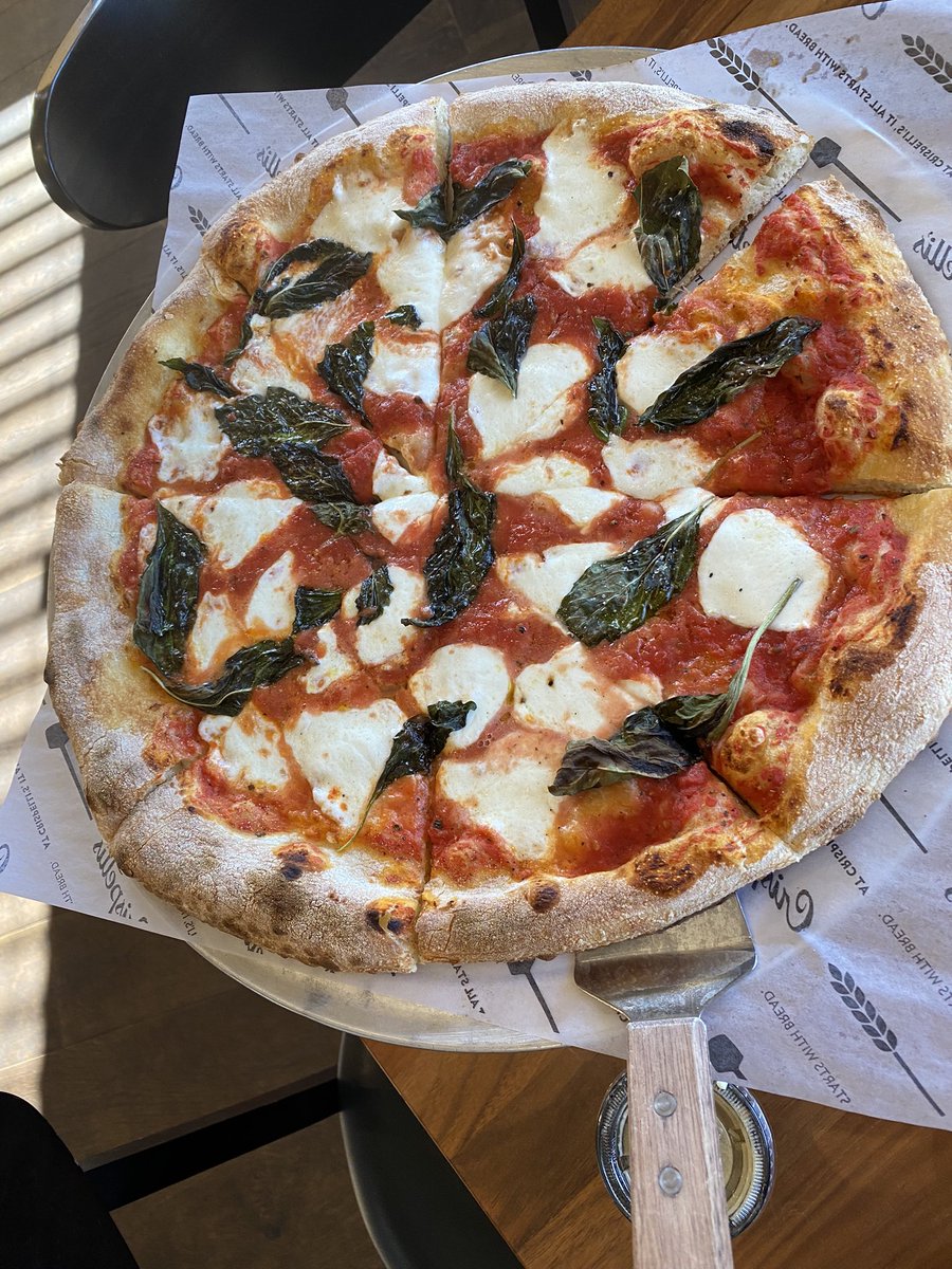 MitchandMarcy's tweet photo. @FoodTravelChat A7: An oven-fired #Margherita is always a favorite pie; Just red sauce, fresh #mozzarella and basil, yum and my my my!
🍕 📸#mitchandmarcyphotos 

#FoodTravelChat #Crispellis #ThinCrust #DetroitPizza #OaklandCounty #ClarkstonMI https://t.co/RloykqtjuB