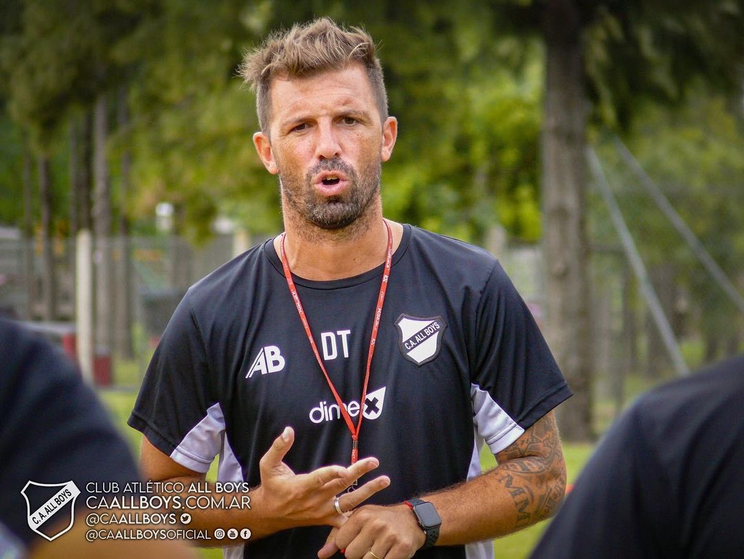 caallboys's tweet image. Luego del partido ante Flandria, Pablo Frontini ha tomado la decisión de dejar el cargo de entrenador del plantel profesional ⚽️