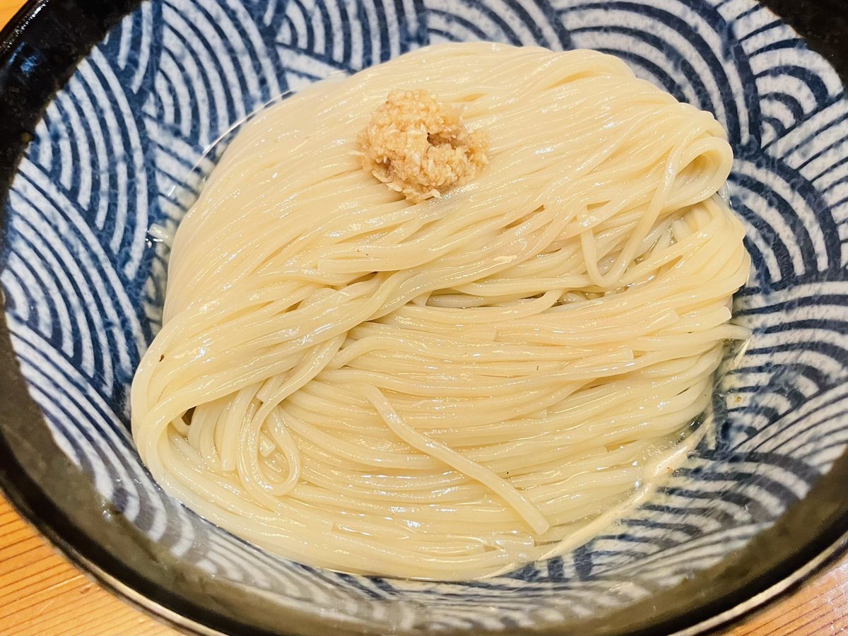 majyokkorei's tweet photo. 新宿歌舞伎町 にしき 鴨だし醤油つけ麺1000円 最近は限定ばかり食べていたから久し振りにつけ麺を頼んだ。つ���汁につける前からもうおいしい〜〜昆布水ってやつか？麺だけで半分いってしまう。にしきの鴨チャーシューもうまいけど、この低温調理ブタチャーシューも好き。たまにはつけ麺もいいな https://t.co/7UD7ExR0u5