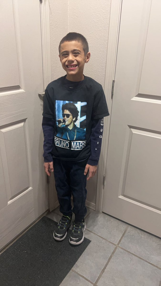 E_Martinez58's tweet image. Anthony was excited to wear his “Favorite band shirt” for #librarianappreciationweek even though Bruno Mars isn’t a band, he’s Anthony’s idol 🤷🏻‍♀️😂💜💜 #mycrusader #anthonyjames