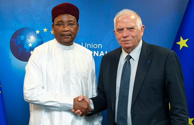 JosepBorrellF's tweet photo. Heureux de recevoir et d’échanger avec @IssoufouMhm sur la situation sécuritaire, politique et humanitaire du #Sahel.

Et d’envisager ensemble des pistes concrètes d’action pour relever les défis communs.
#AUEU https://t.co/t33kAyP47c