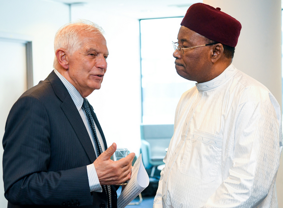 Heureux de recevoir et d’échanger avec <a href="/IssoufouMhm/">Issoufou Mahamadou</a> sur la situation sécuritaire, politique et humanitaire du #Sahel.

Et d’envisager ensemble des pistes concrètes d’action pour relever les défis communs.
#AUEU