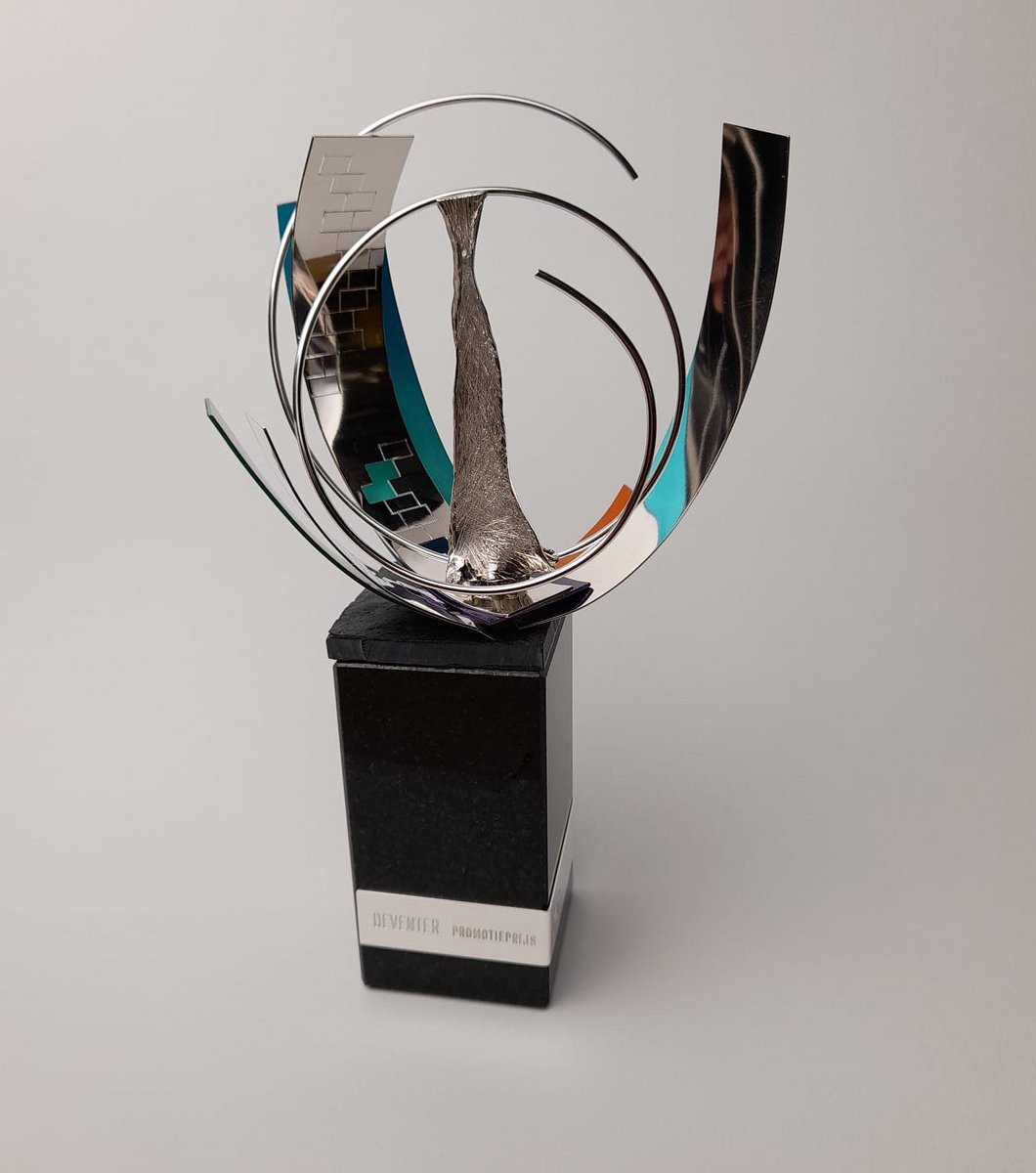 Jawel, we hebben de Deventer Promotie Prijs gewonnen met #SteetArtStreets Thanx <a href="/vvvdeventer/">VVV Deventer</a>  voor deze mooie erkenning van ons werk de afgelopen jaren! Op naar de 50 Murals! #whatthehanze #deventer #streetart #murals #promotieprijs #winning